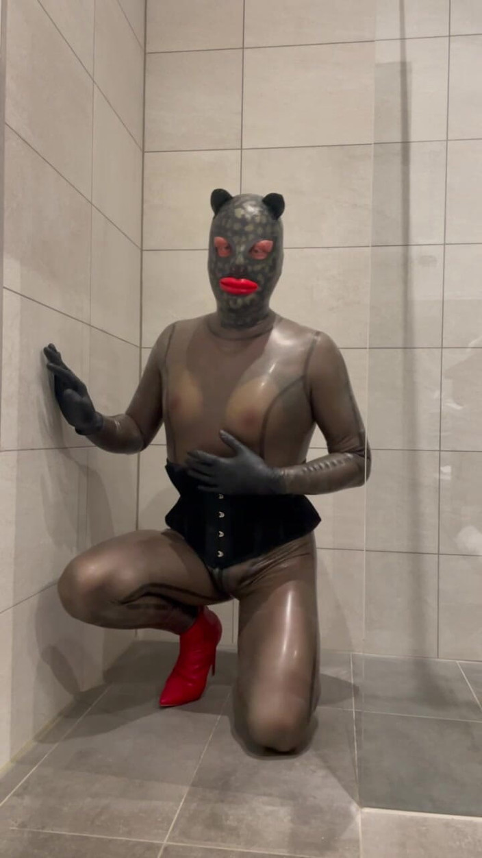 PervyLara: 橡胶娃娃黑色透明乳胶连衣裤在浴室