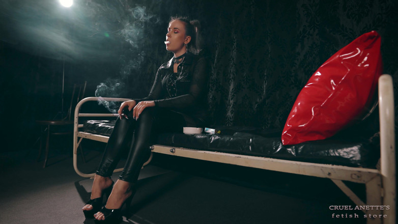 Cruel Anettes fetish world: Une cigarette après une punition