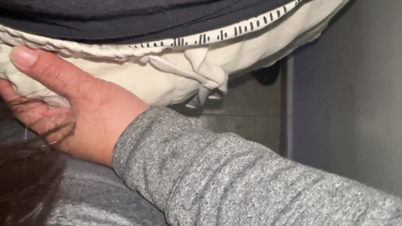 CoupleOfHotSins: Big-bootied Dziewczyna Chwyta Penisa Nieznajomego