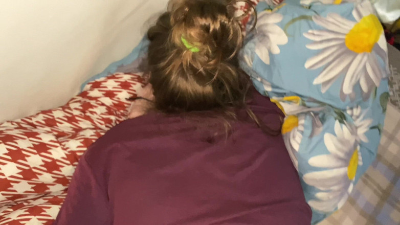 MilkyWay: Göt deliğini domaltarak sikiyor. Edepsizce konuşuyor ve inliyor. Rus ev...