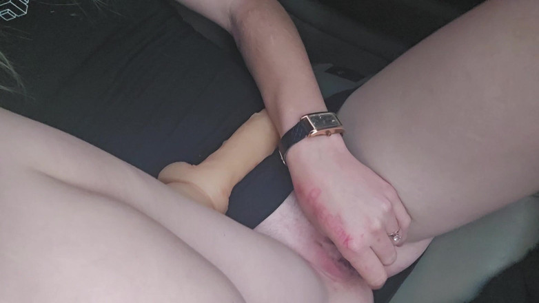 Sparowdox: 그녀의 동네 짱 드라이버가 보고 있는 동안 그녀의 보지를 따먹는 귀여운 금발 딜도