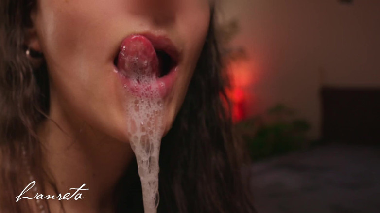 Lanreta: Gros plan, pipe baveuse - baise dans la bouche avec éjaculation dans...