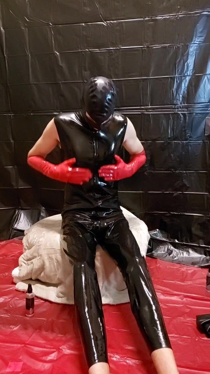 Dreamofevolution: 라텍스 캣슈트와 레드 라텍스 장갑