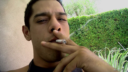 Boys Smoking: Bobby hart chainin digantung di luar ruangan