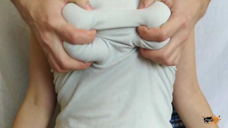 Nipple Stock: Ropa rasgada para chupar grandes tetas naturales. Pezones cachondos