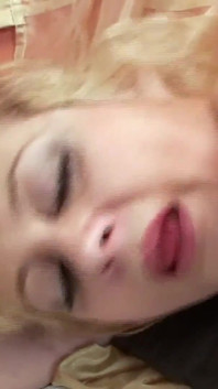 Je suis une mamie blonde sexy en lingerie qui adore gémir et aimer se faire baiser sa chatte chaude et mouillée