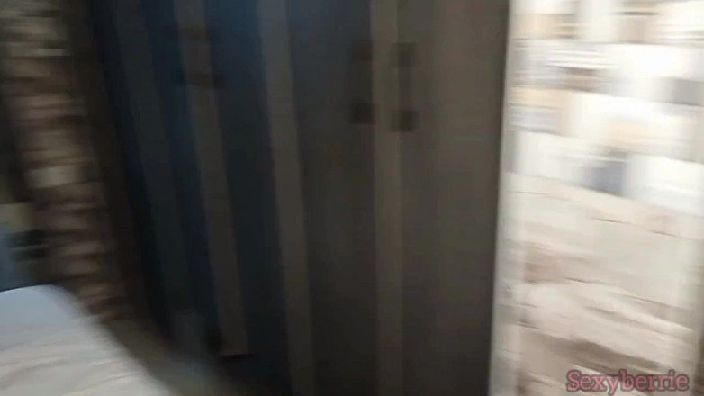 Sexy Berrie: 히잡을 쓴 마누라의 베프가 그녀의 비를 즐기게 해줘