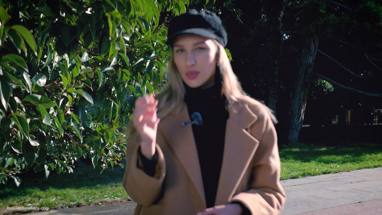 Russian Smokers: Курит На Улице С Русской Битой Девушкой 2