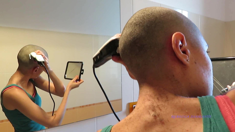 Rebecca Diamante: Italská dívka si holí hlavu na nulu