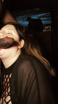 Nedbalá hlava ze sexy amazonu s čůrákem sání rtů
