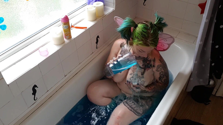 Tattooed Milfy Mama: kvefing ke saath pari snan ka samay