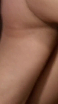 年轻的黑发女郎nikki Sweet在被插菊花之前被指交和性交