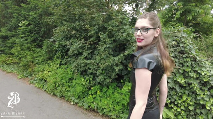 Zara Bizarr: Latex-spaziergang im freien mit fuchsschwanz-buttplug