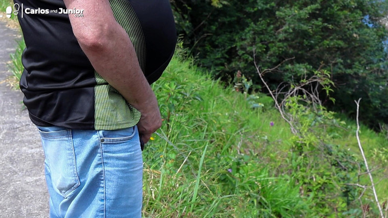 Carlos And Junior: Il patrigno piscia in pubblico