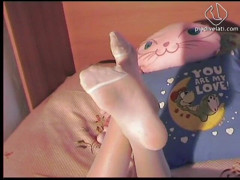 Foot Fetish HD: ヴァレンティーナ、セクシーなブルネットの十代はベッドの上でいくつかの楽しみを持っています