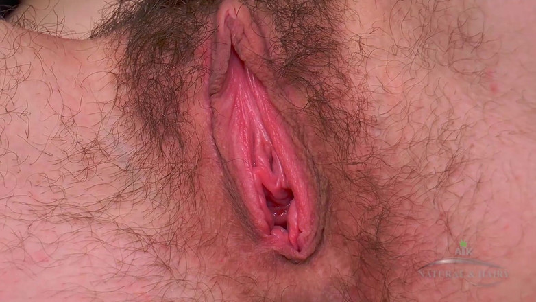 ATK Petites: Мілфа мастурбує свою волохату пизду