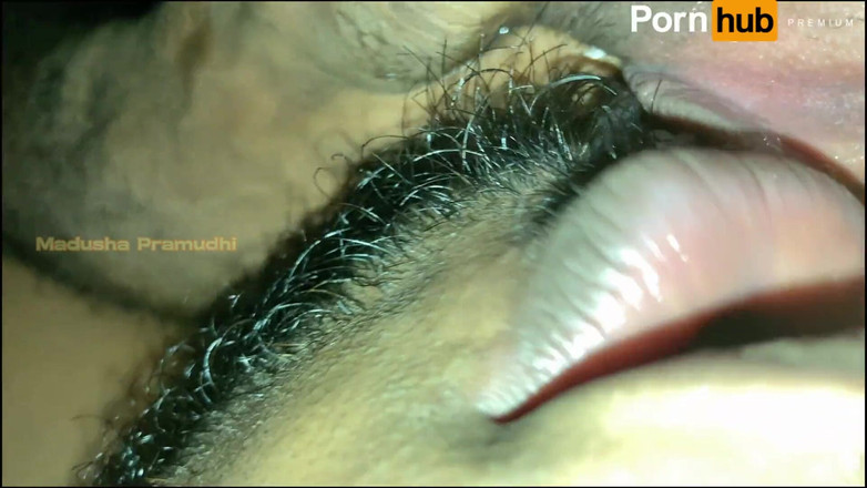 Tiyana: Man likt vrouw poesje en neukt harde missionarishouding