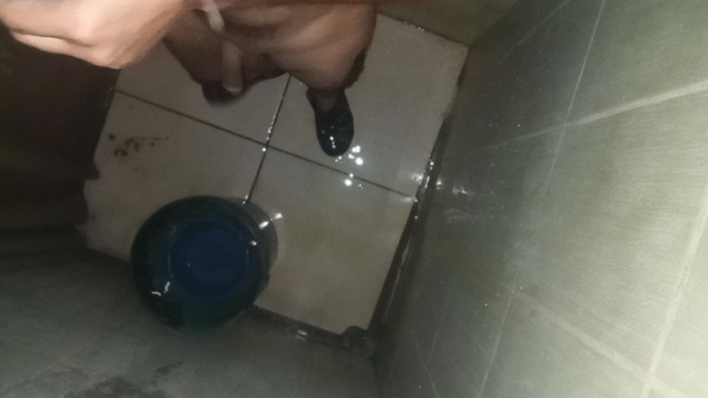 Cute boy jerks off: Un homme se fait baiser et éjaculer dans un bain à chambre...