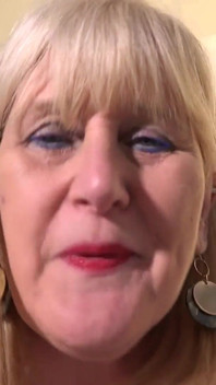 Auntjudys - büyük memeli olgun iri güzel üvey annen Catherine seni olgun pornoyla yakalıyor