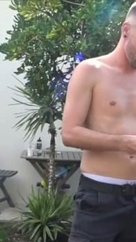 Trsoi chlapi se předvádějí v zahradě