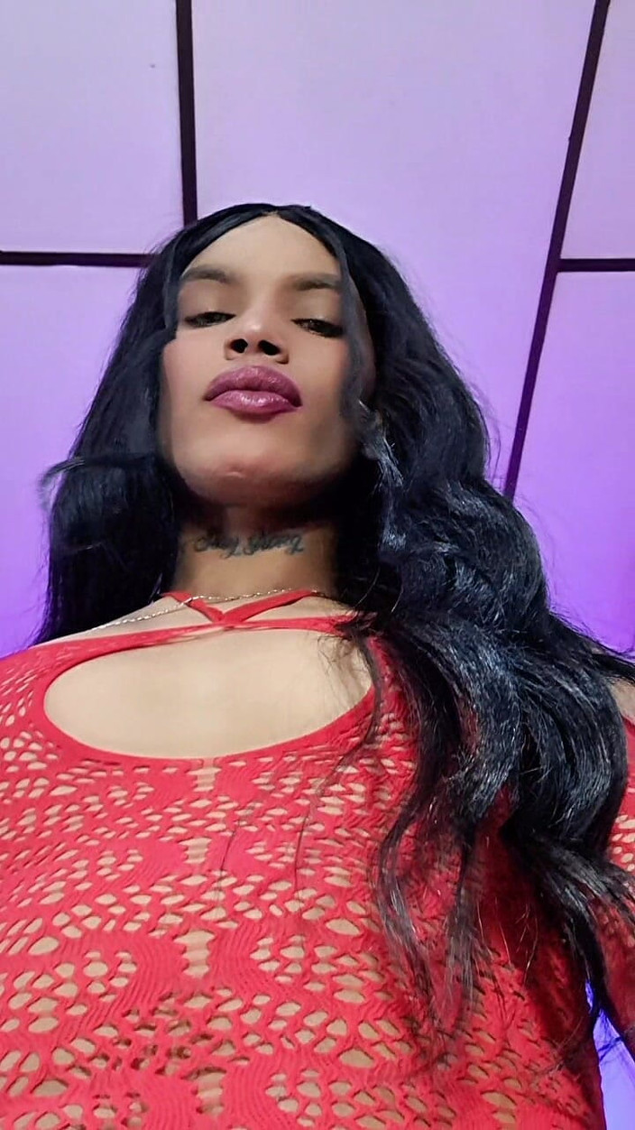 Valera Toro: ブルネットのシーメールモデルが脚で遊び、熱いミルクを爆発させる