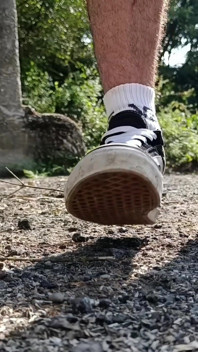 Pantofii mei Vans de skate și șosetele albe sunt o compilație de videoclipuri în care mă joc cu ei.