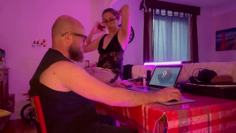 ChouQxxX_et_Coreleone: Он забирает меня со стола