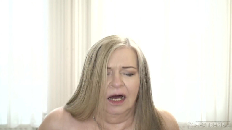 21 Sextreme: Sextreme 21 - Betsy B, mamie perverse, lâche ses cartes à jouer pour...