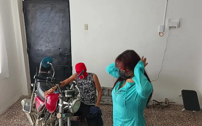 NEGRITA SEXY: I Seduce the Neighbor While He Polishes His Motorcycle