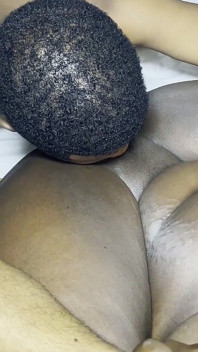 Fodendo o dedo na minha puta gordinha e suculenta