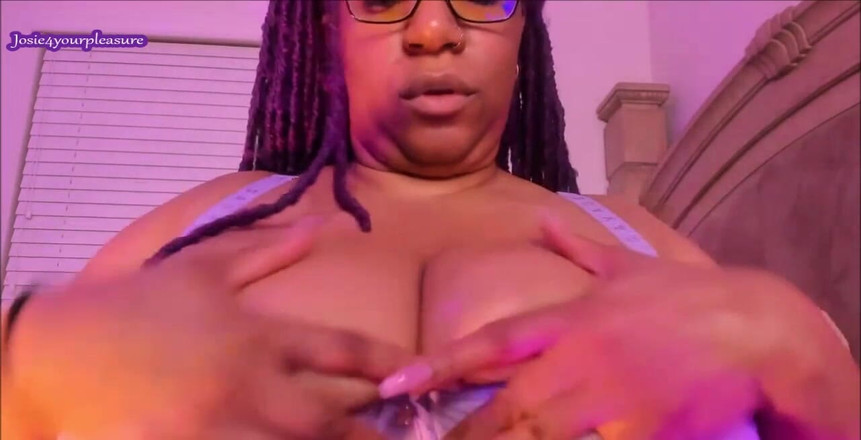 Josie4yourpleasure: Tumpahan air, diminyaki, dan toket gondal-gandul. Sangat mempesona. tittytuesday