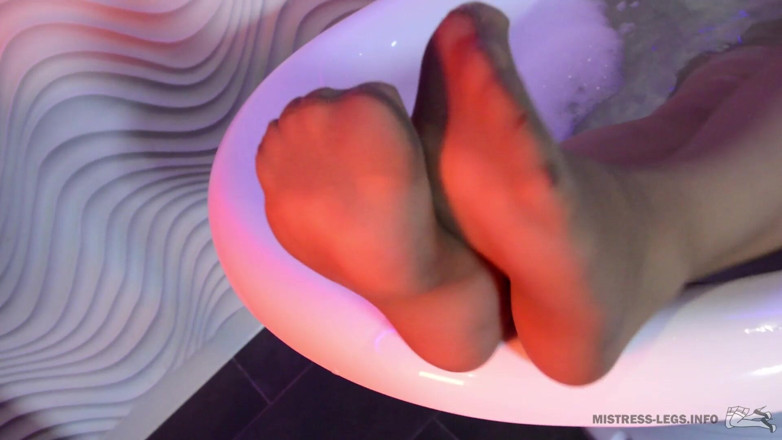 Mistress Legs: Piernas de nylon sexy En baño con espuma