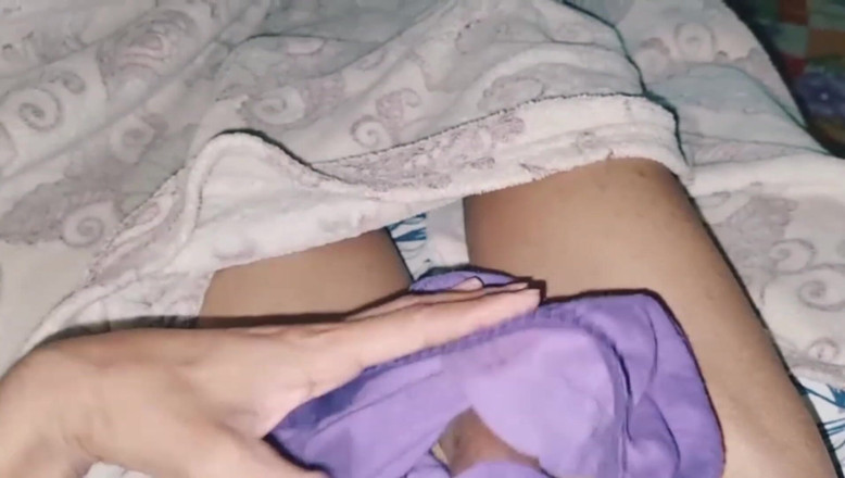 Nickey: Roztomilá štíhlá Sissy Femboy masturbuje ptáka v kalhotkách nevlastní sestry a...