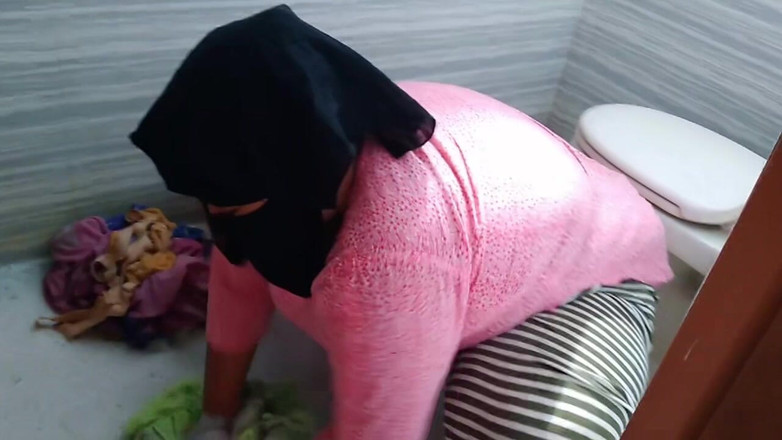 Aria Mia: Mama vitregă indiană sexy futută de fiul vitreg în timp ce...