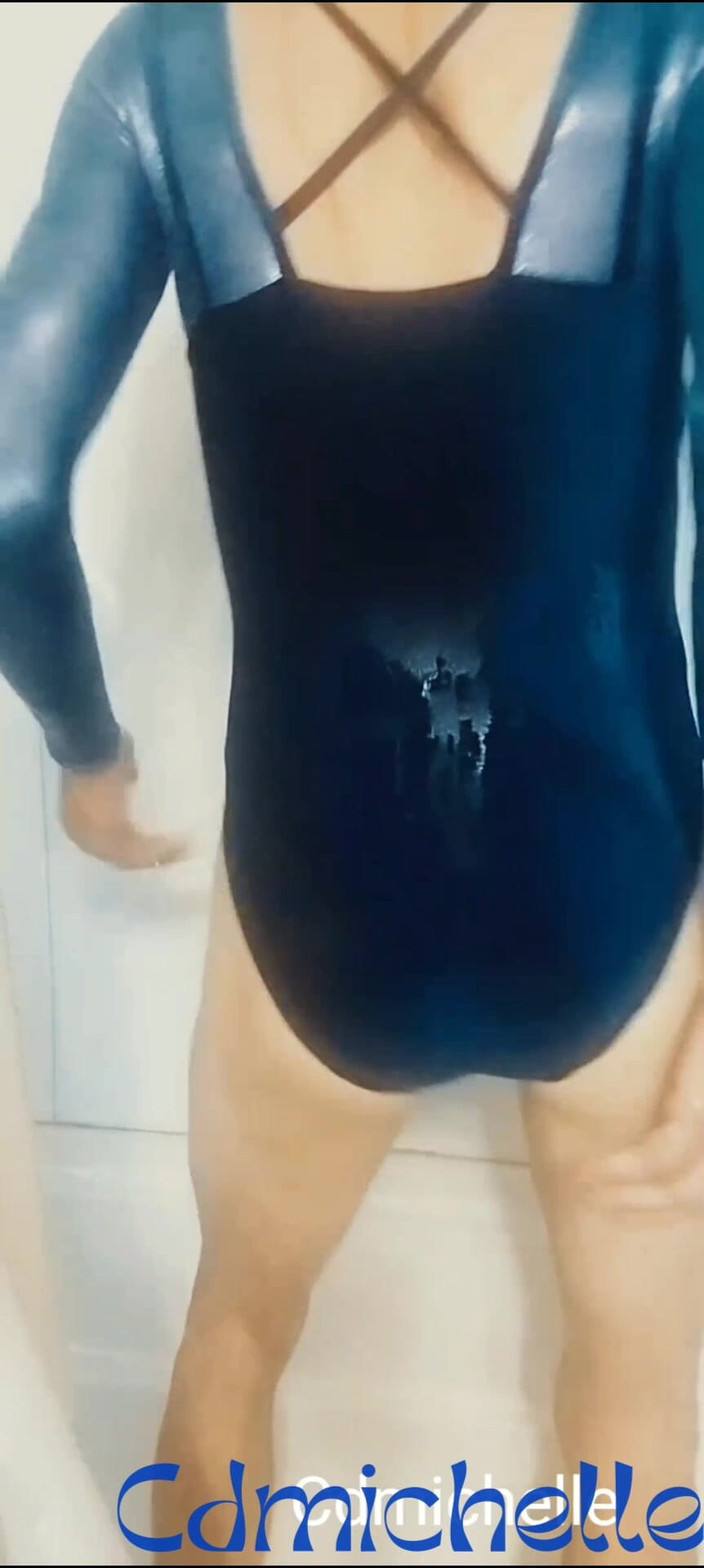 Crossdressers Cd Michelle wearing sexy lingerie: Cdmichelle ve sprše má na sobě sexy blue leotard