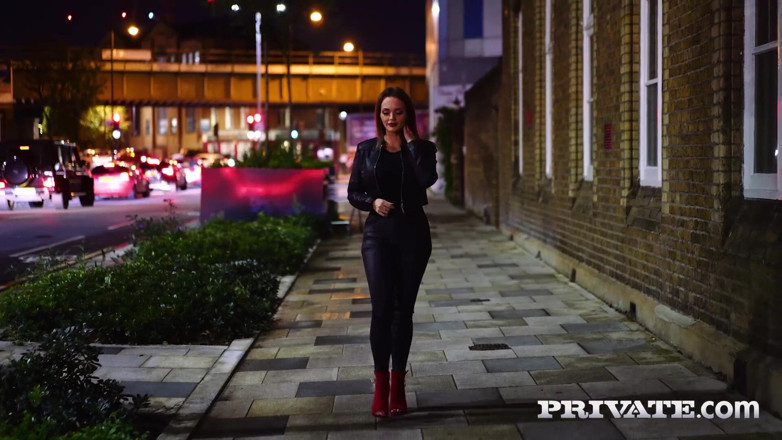 PrivateBlack: Bruneta sexy Lara Lee călărește și se joacă cu o pulă...