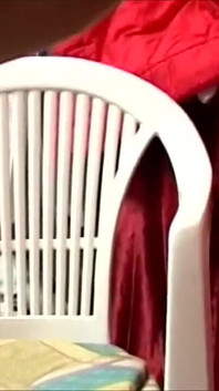 Napalona brunetka zostaje zerżnięta przez dwóch facetów