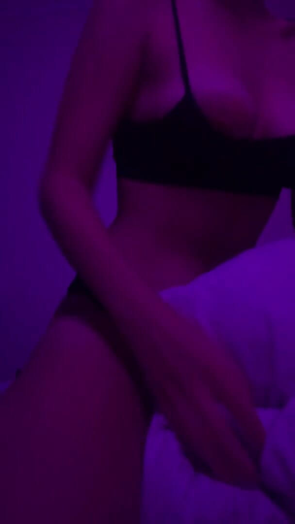 Anjelika Grey: Hot girl shows body