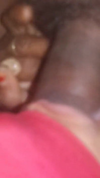 Une villageoise taille une pipe à son mari