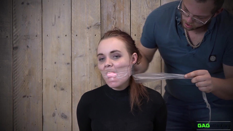 Gag Attack: Roxy - PVC-band geknebelt