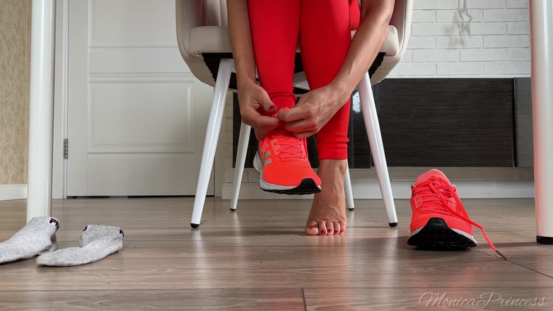 Princess Monica: Zapato y pies juegan debajo de la mesa