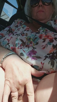 Dojrzała blondynka Palce pulsujące cipki w publicznej jeździe samochodem