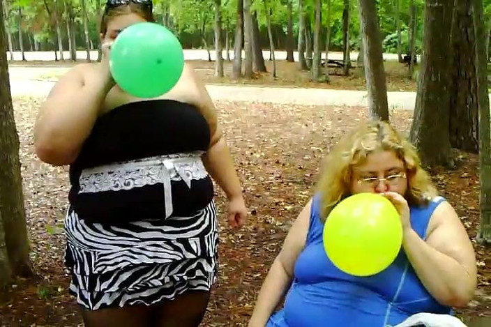 BBW nurse Vicki adventures with friends: 2 bbws are balloon blowing and popping