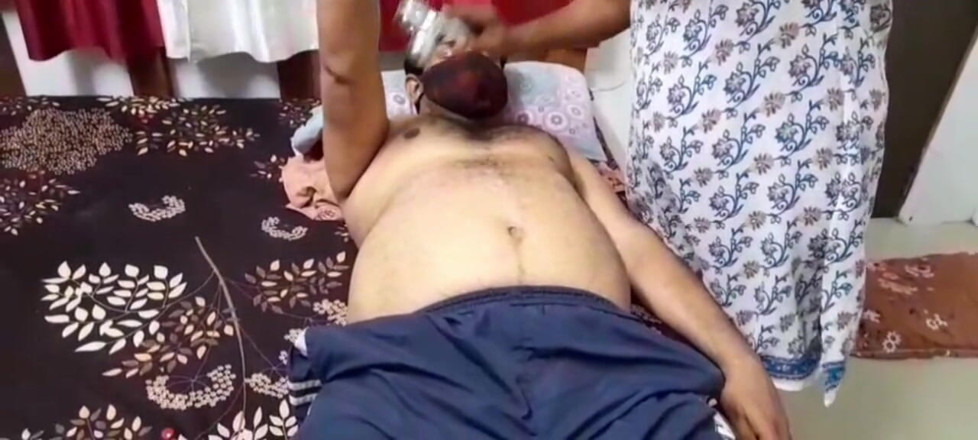unwelcomeland: Pasangan lelaki dan wanita dalaman duduk bersama foto pasangan kasual