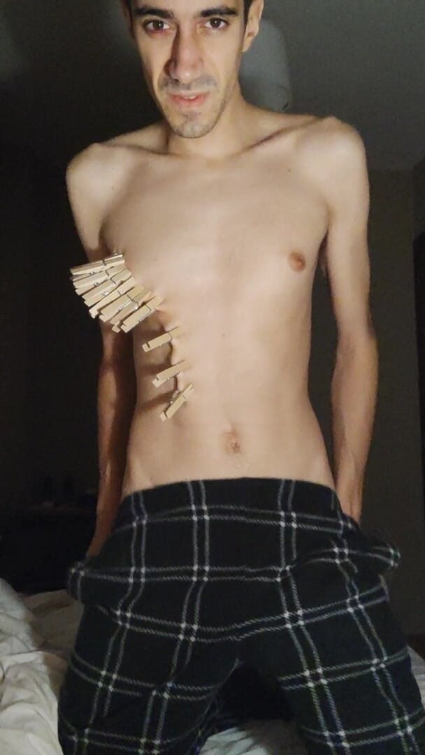 Slave Sparrow: Masturbando com prendedores de roupa