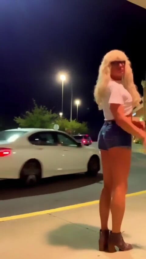 CindieLove: Cindie älskar långa sexiga ben Hotell breezeway dildo anal riskabelt!