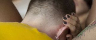 Verso Cinema: Gorąca wytatuowana nastolatka zostaje spitroasted w trójkącie