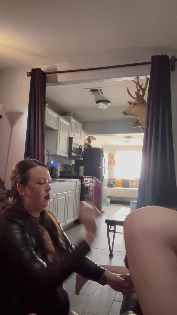 Mistress Scarlet Kiss: Ședință reală de în cur cu vibratorul legat al dominatoarei