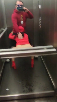 Sehr riskanter sex in einem aufzug mit der heißen nachbarin Dada Deville