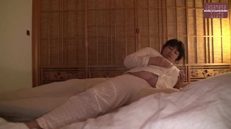 Juicy Bounce JAV Club: เรื่องต้องห้ามของกู - ถูกห่อในหุ่นยั่วยวนของเธอ - บทที่ 4